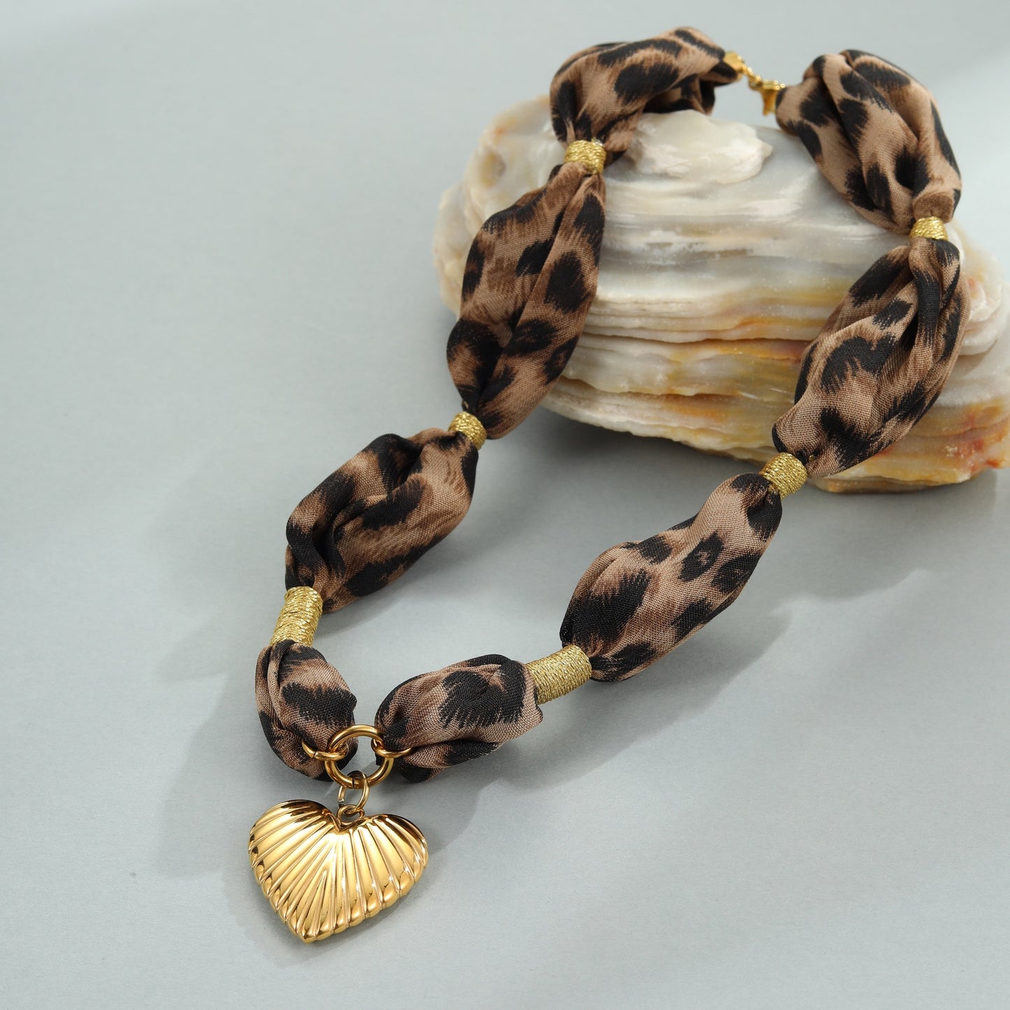 Collana con ciondolo a forma di cuore in acciaio inossidabile alla moda con foulard in seta leopardato, catena a medaglione placcata ipoallergenica per donne