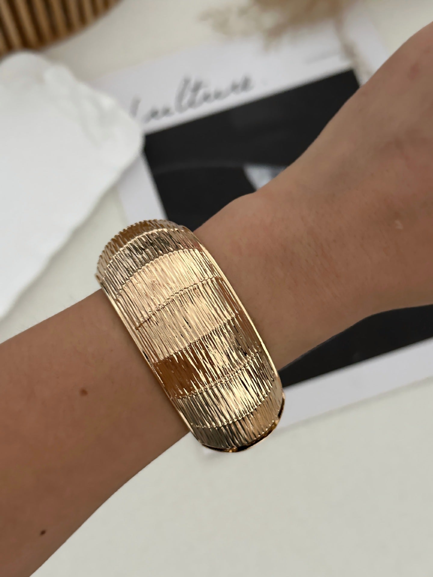 Bracciale rigido da donna in lega placcata, geometrico e ampio