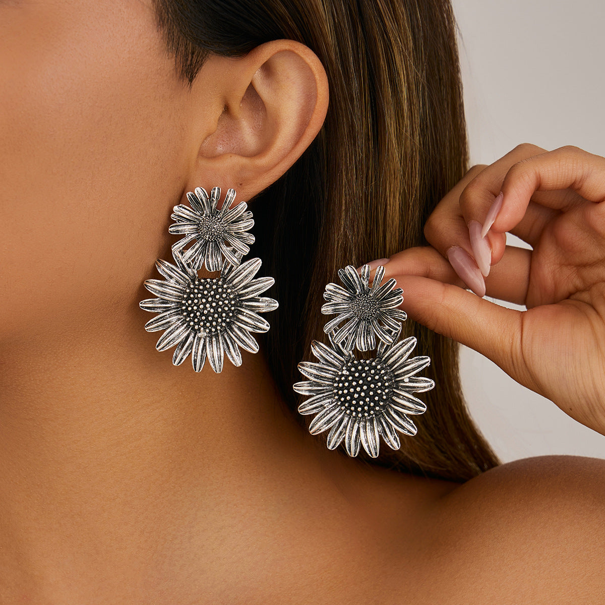 Aretes con colgante de girasol tridimensional estilo vintage para mujer, aleación con acabado galvanizado
