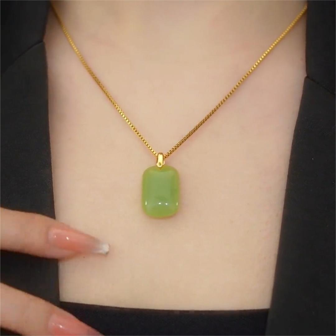 Collana da donna con ciondolo in acciaio al titanio dalla forma irregolare, design originale, con intarsio in lega di rame e finitura placcata