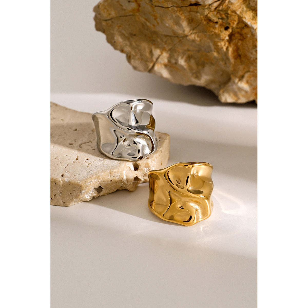 Anello Aperto Martellato Unisex in Acciaio Inox Placcato Oro 18K Design Unico Minimalista