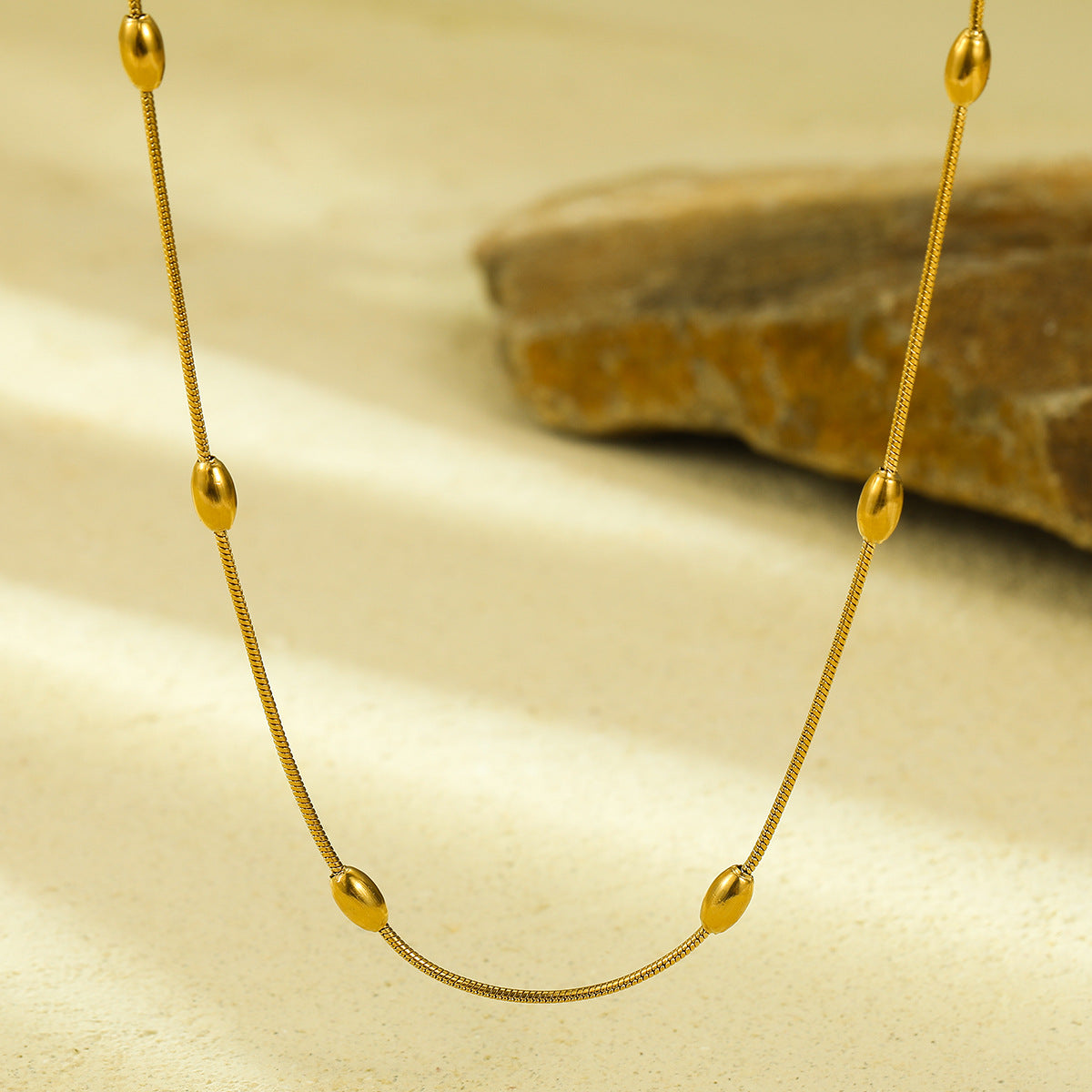Collar Minimalista de Bola de Acero de Titanio Elegante para Mujer con Acabado Chapado