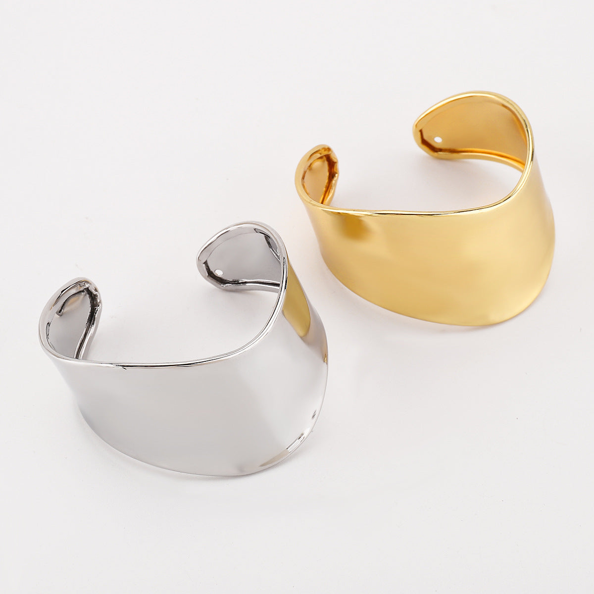 Bracciale da donna alla moda con forme geometriche irregolari, superficie in metallo lucido e finitura placcata
