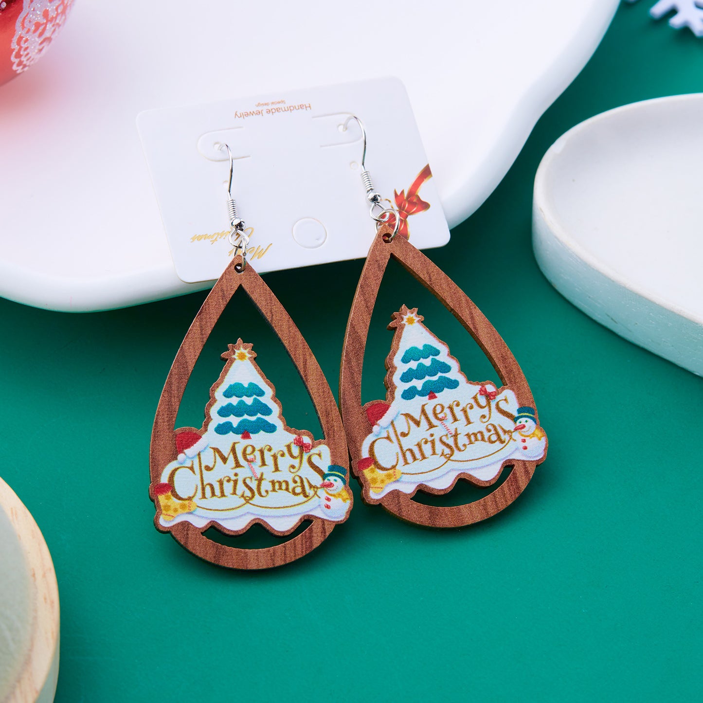 Orecchini natalizi pendenti vintage esotici in legno a forma di goccia con motivi di fiocchi di neve, alberi di Natale e Babbo Natale stampati