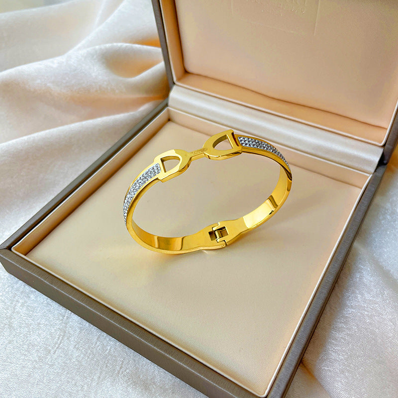 Bracciale minimalista in titanio e acciaio placcato oro rosa con intarsio in strass e design dalla forma irregolare
