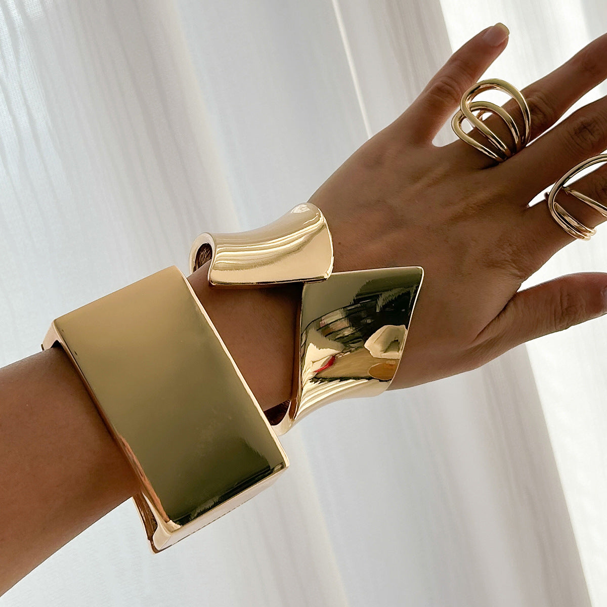 Bracciale a fascia in metallo lucido geometrico quadrato per donna con finitura galvanizzata e design audace avvolgente