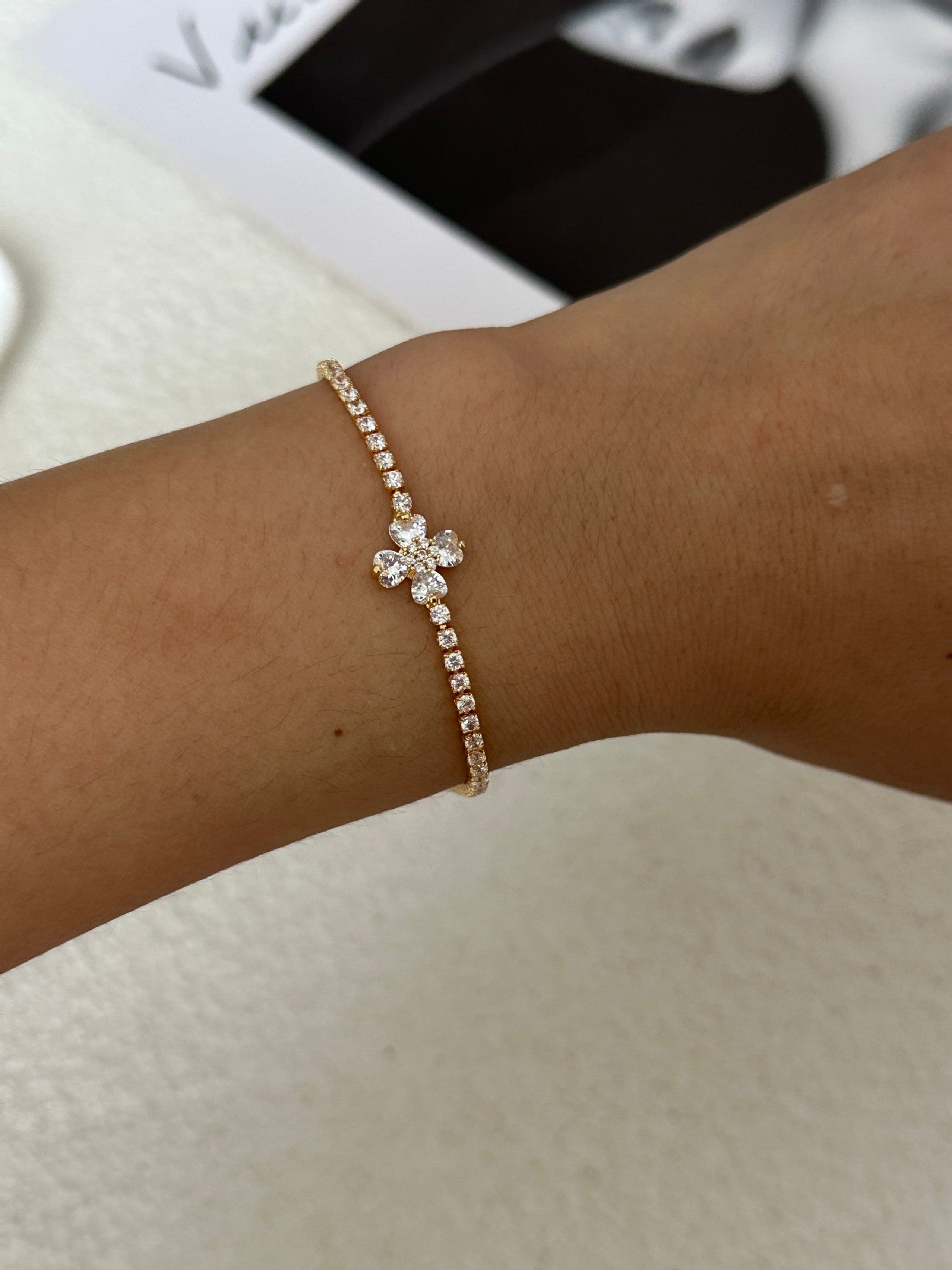 Braccialetto da donna in ottone placcato con intarsio di strass a cuore geometrico, elegante e lussuoso