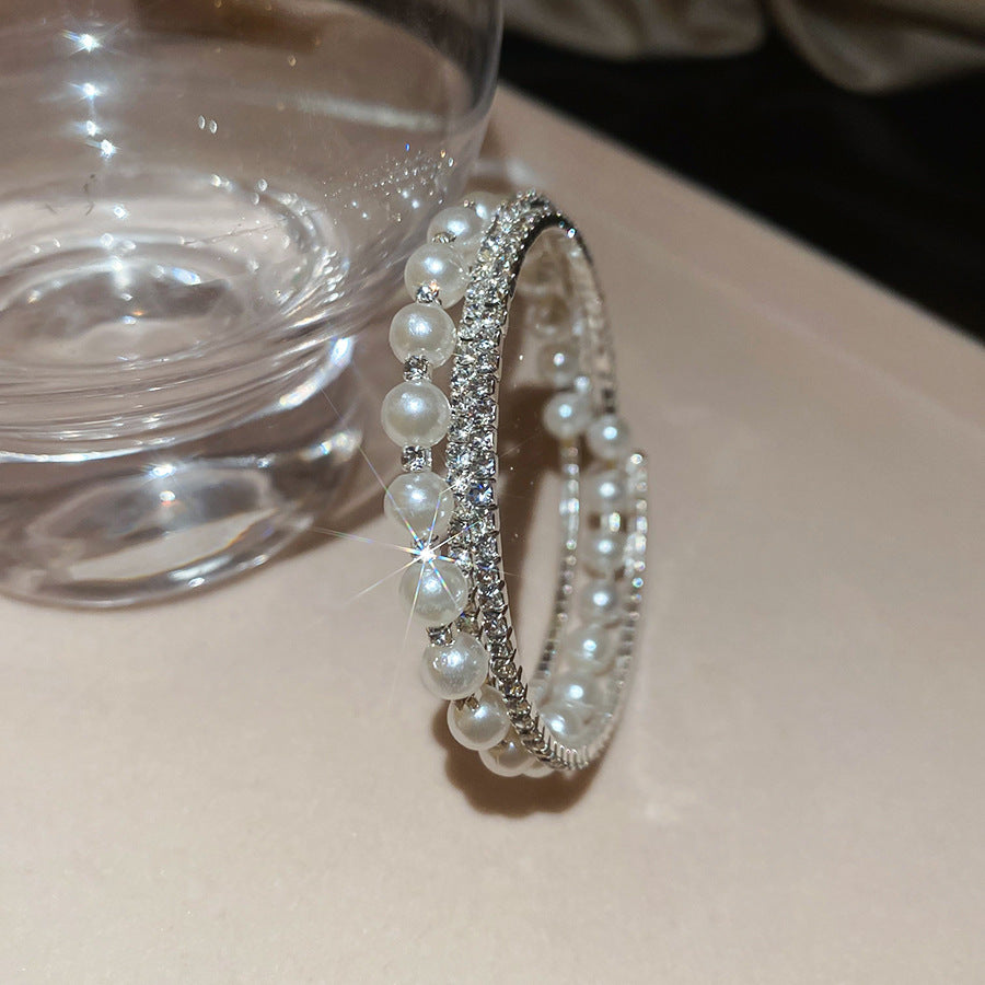Elegante brazalete abierto de doble capa con perlas y diseño geométrico redondo, incrustaciones de pedrería y estilo vintage, accesorio minimalista de lujo