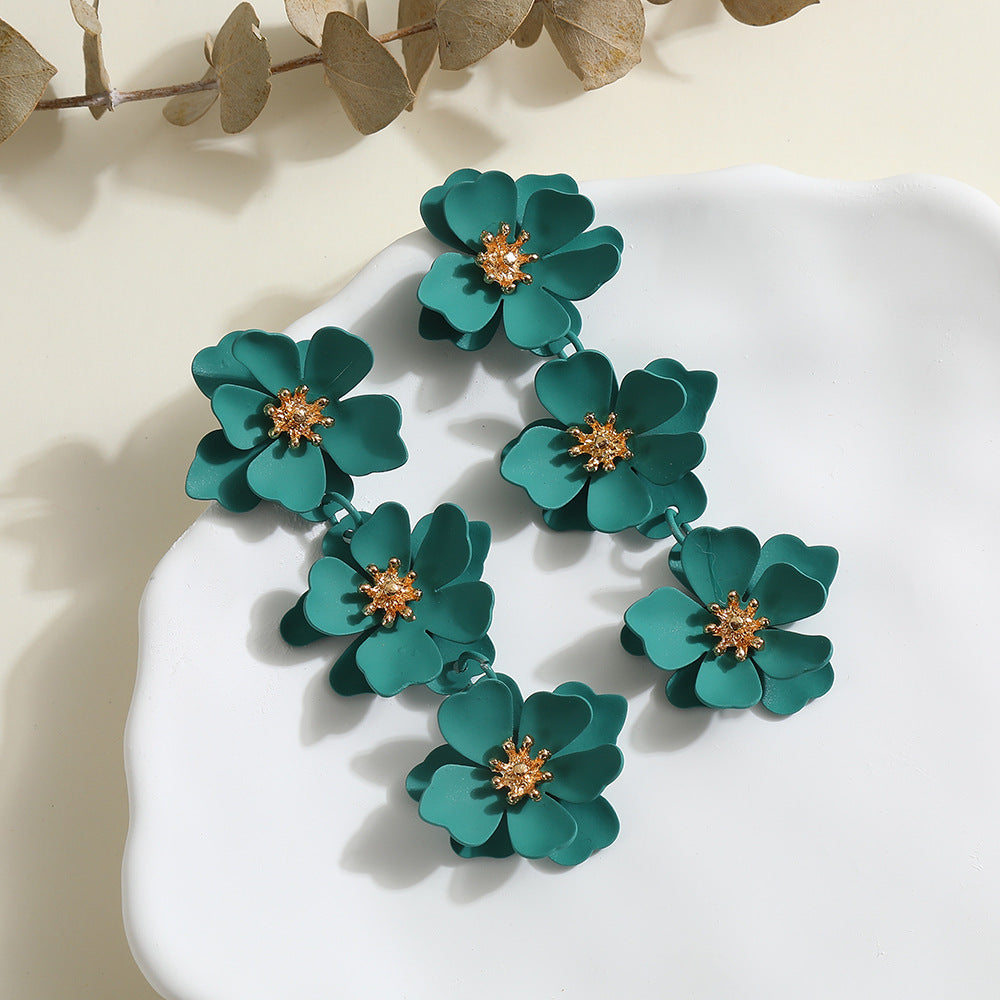Pendientes Bohemios Florales para Mujer con Pétalos de Metal Pintados y Diseño de Camelia