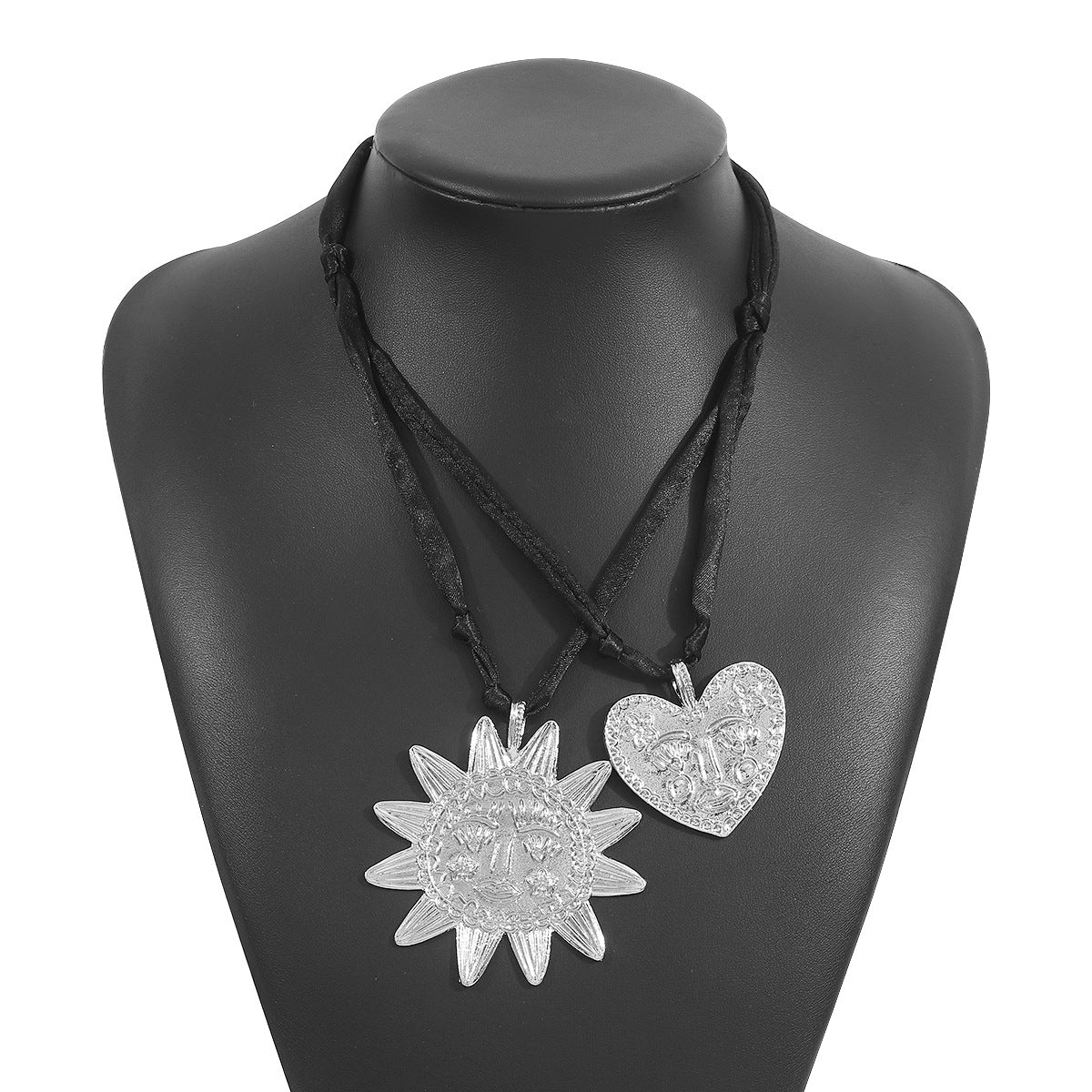 Collana Pendente a Cuore Girasole Stile Ins in Lega con Finitura Placcata su Catena a Nastro in Raso