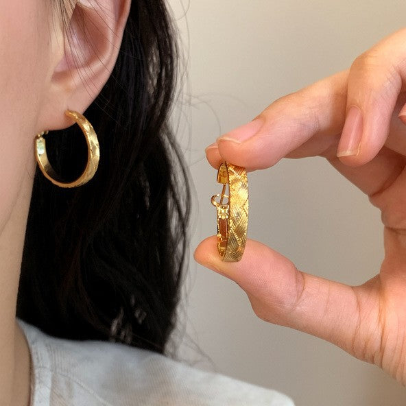 Pendientes de aro de metal geométricos minimalistas con textura entrecruzada para mujer