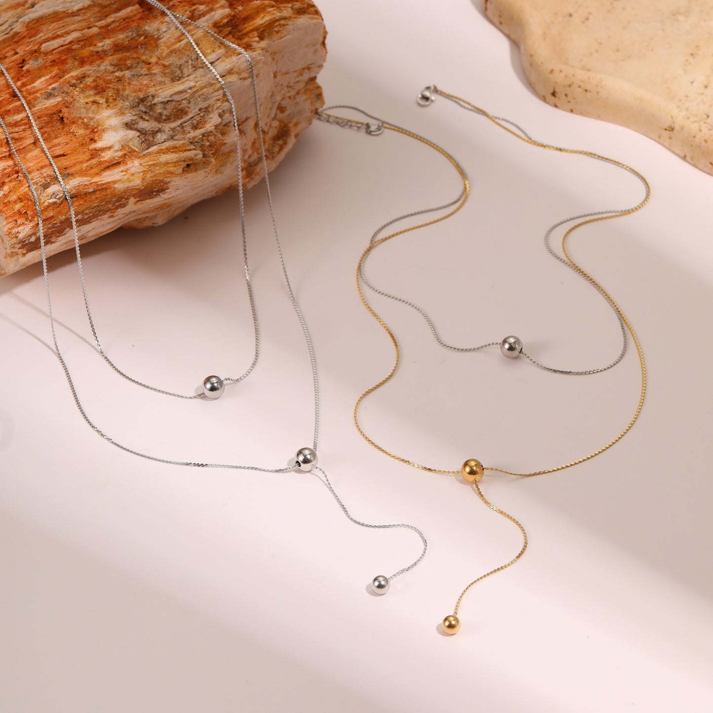 Collar Minimalista de Doble Capa con Borla de Cuentas en Acero de Titanio con Baño de Oro de 18K para Mujer