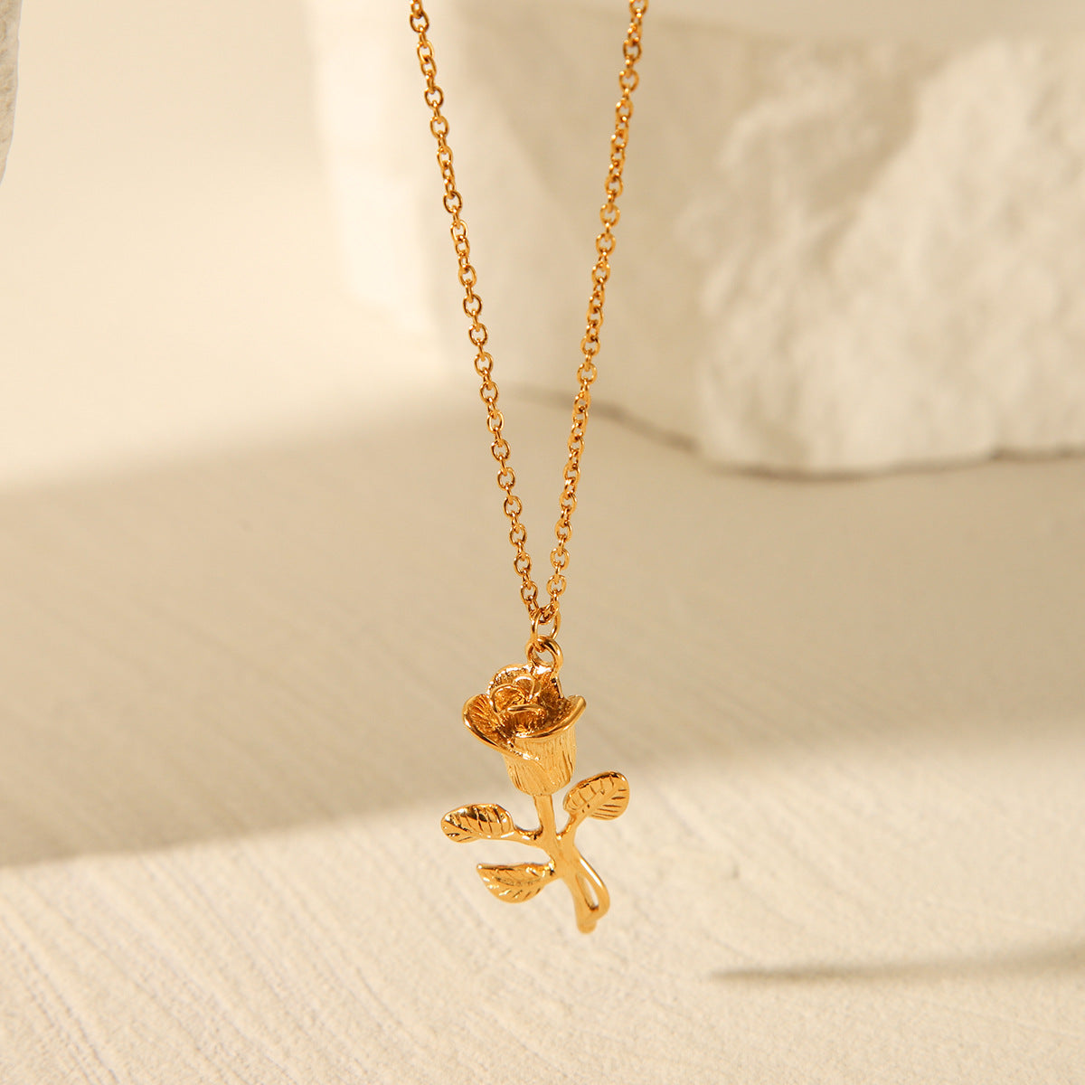 Elegante Collana Pendente a Rosa per Donna in Acciaio Inossidabile con Finitura Placcata, Design Floreale e Geometrico