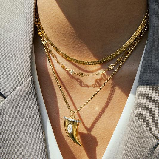 Collana con Pendente Minimalista in Acciaio al Titanio a Forma di Corno con Intarsio in Zirconi e Placcatura in Oro PVD da Donna