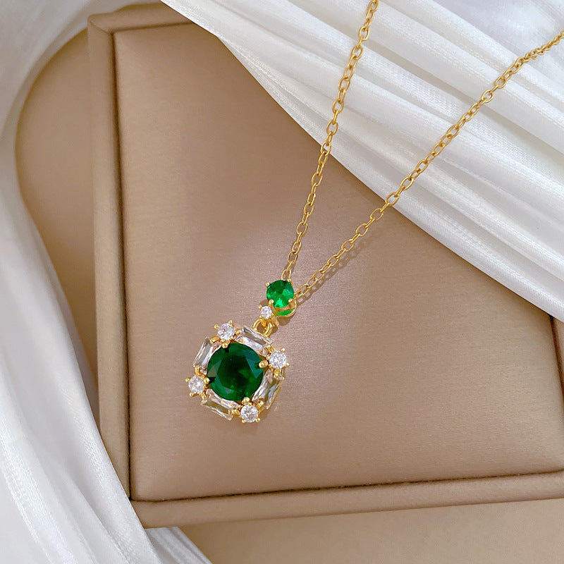 Collar con colgante de gema cuadrada verde estilo dibujos animados para mujer, cadena delicada de acero inoxidable para clavícula con detalles completos de diamantes de imitación