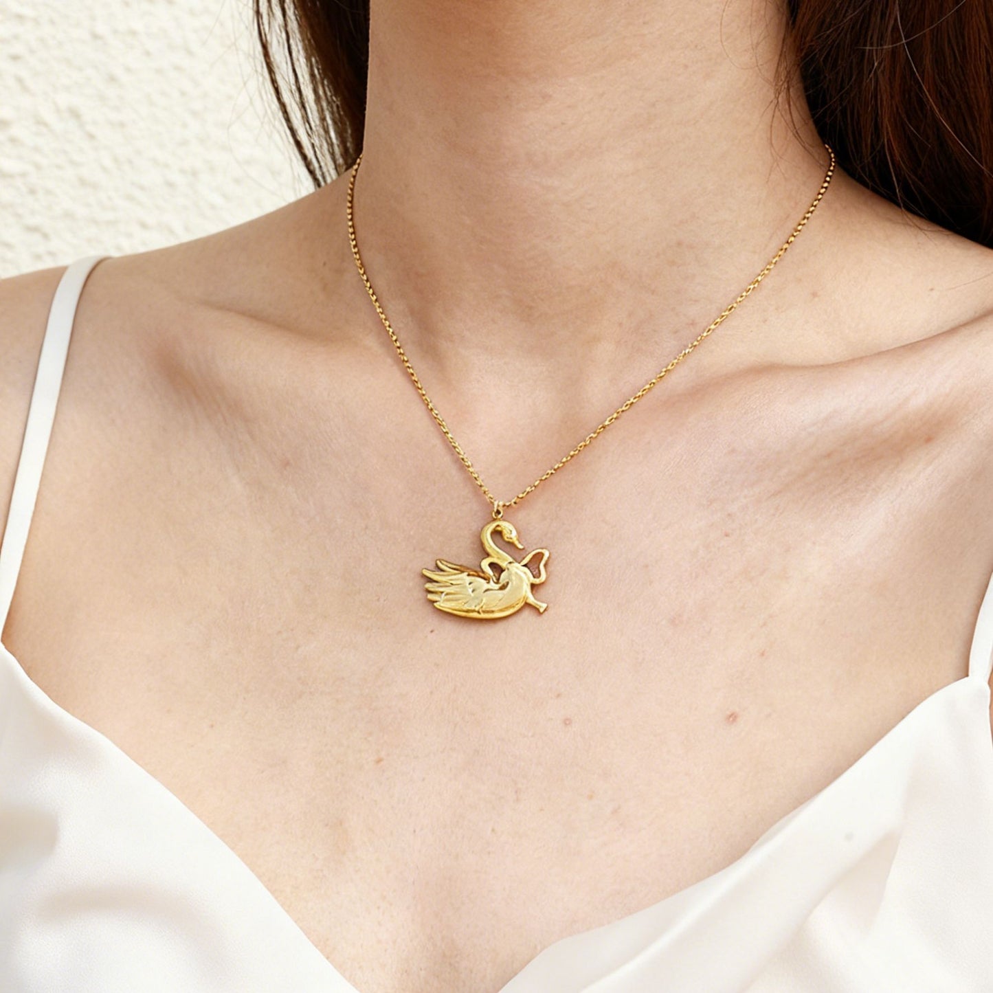 Collana da donna elegante a forma di cigno in acciaio al titanio con placcatura in oro sottovuoto PVD, catena clavicola in acciaio inossidabile dal design geometrico