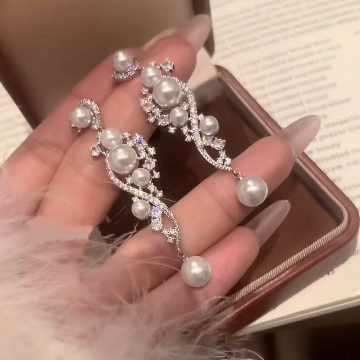 Orecchini da donna vintage eleganti a forma di stella geometrica con perle simulate e zirconi, perni in acciaio placcato