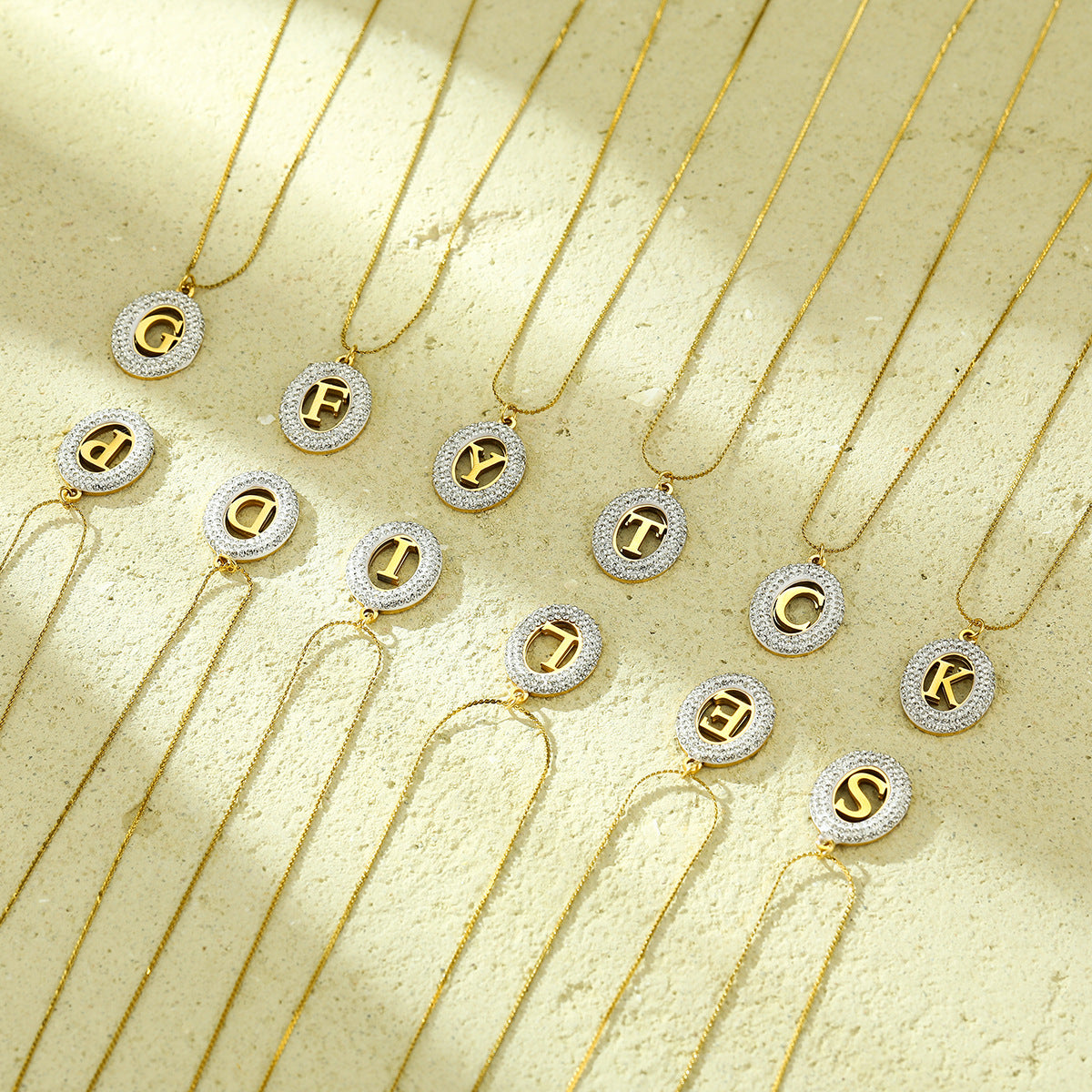 Collana da donna alla moda con ciondolo ovale in acciaio inossidabile con intarsio in zircone e lettera traforata