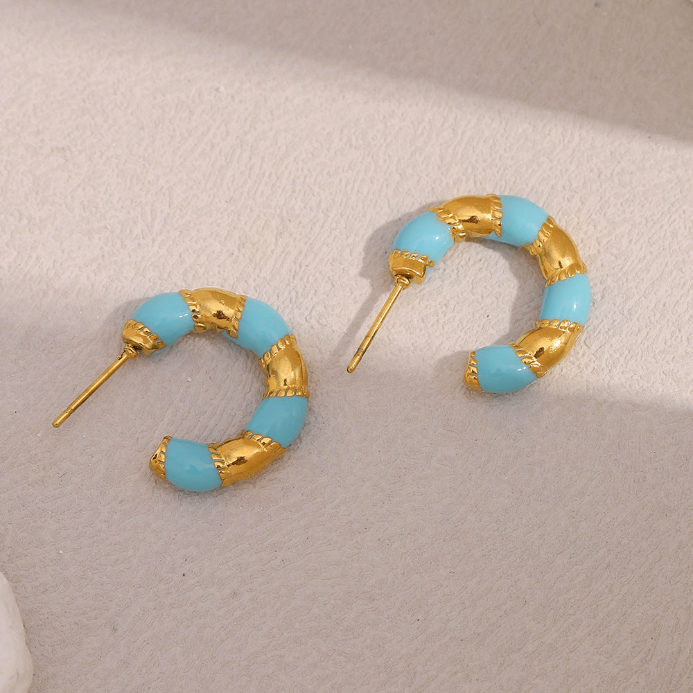 Orecchini da donna minimalisti geometrici a C in acciaio inossidabile con placcatura in oro 18 carati e finitura smaltata