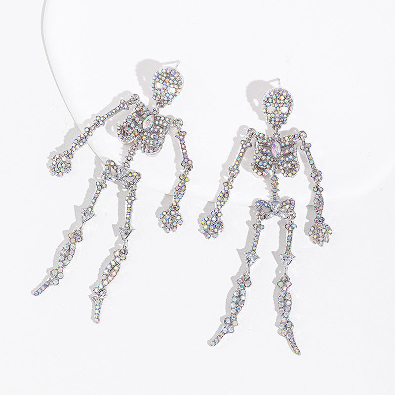 Elegantes aretes de calavera de Halloween con detalles de diamantes de imitación en aleación de zinc, con motivos de brujas, calabazas y murciélagos.