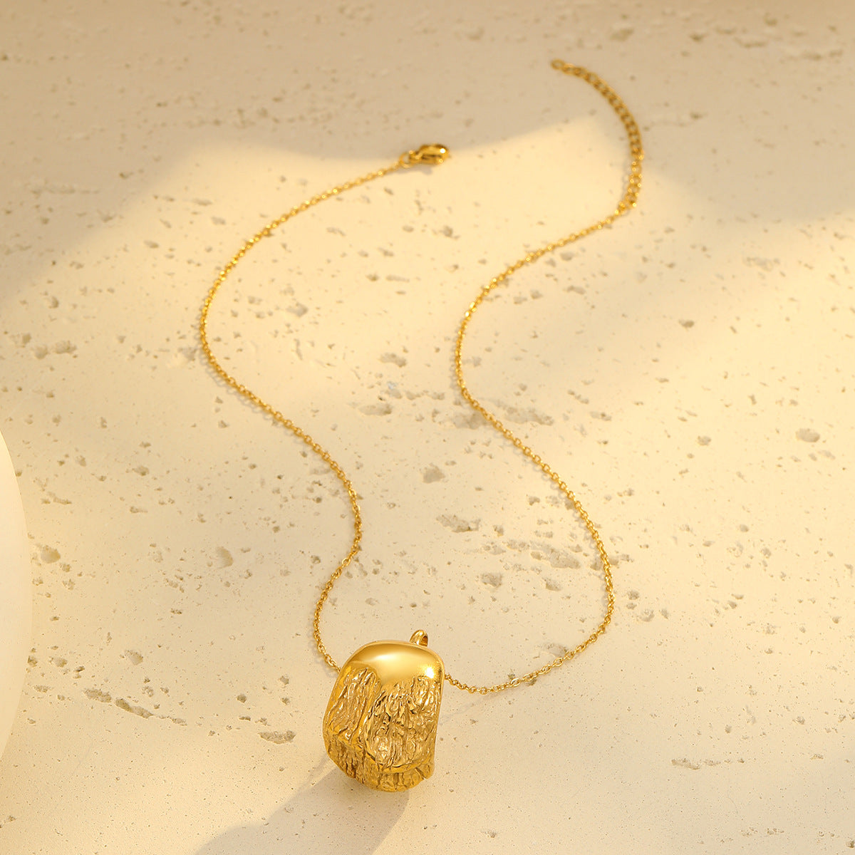 Collana da donna minimalista geometrica con texture martellata in acciaio inossidabile con ciondolo placcato oro 18 carati