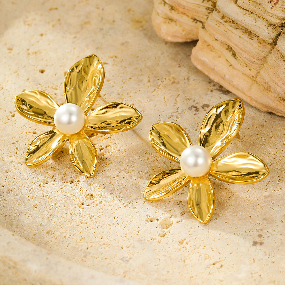 Pendientes de botón con forma de pétalo, incrustaciones de perlas, de acero inoxidable a la moda para mujer con acabado chapado