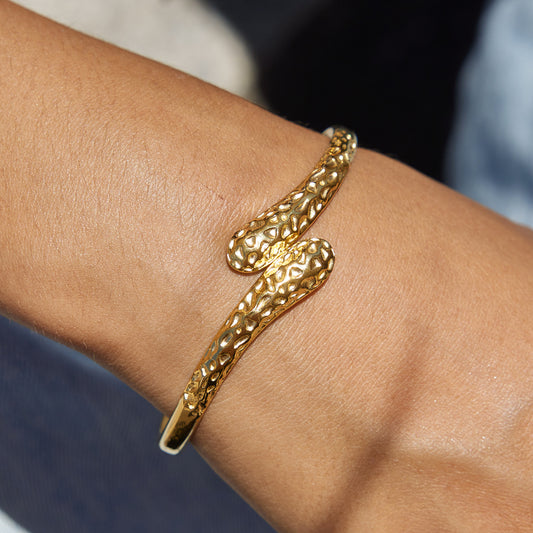 Bracciale rigido da donna in acciaio inossidabile placcato oro 18 carati, modello Fashion geometrico martellato