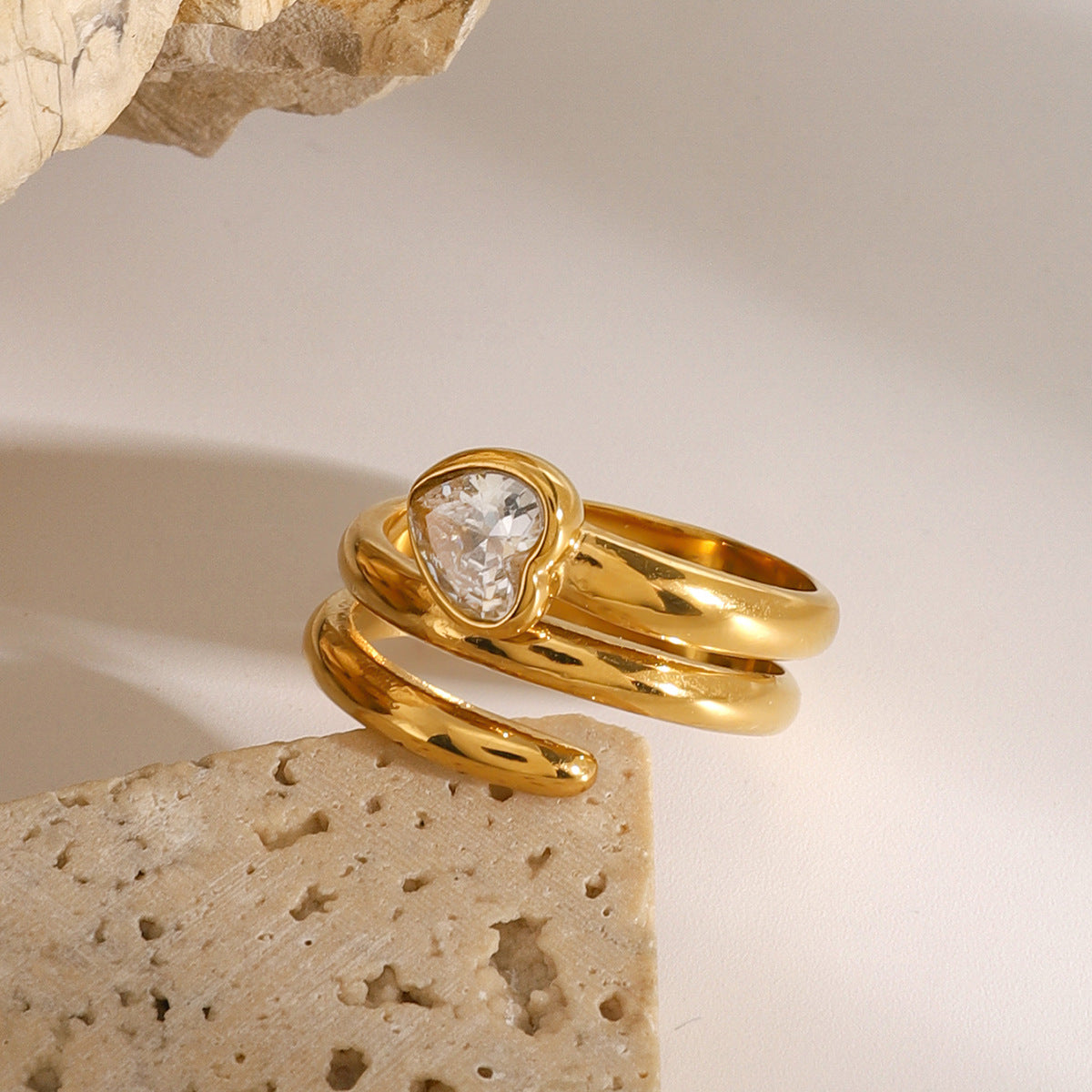 Anillo minimalista de acero inoxidable con forma de corazón e incrustaciones de circonita, unisex