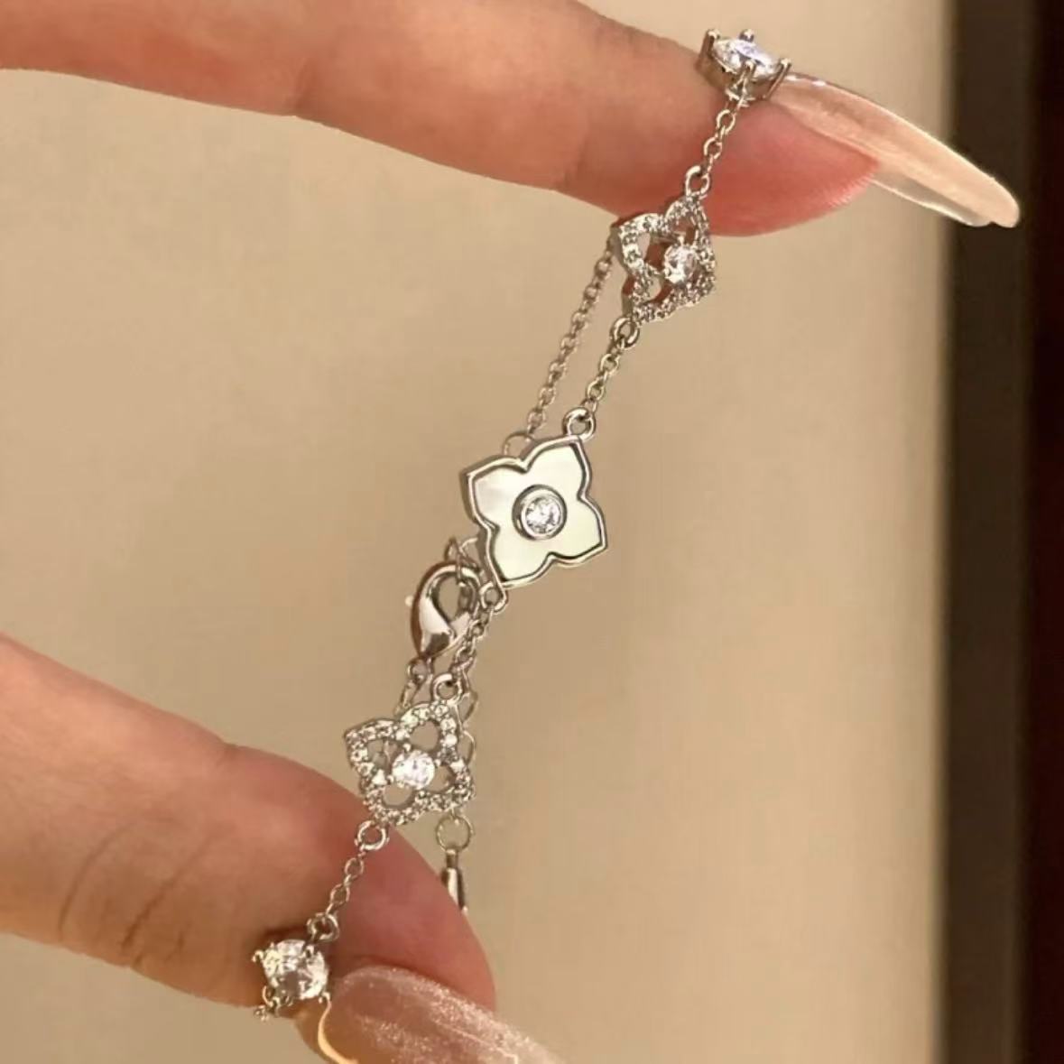 Minimalist Zircon and Mother-of-Pearl Floral Bracelet for Women — Elegant Daily Wear, Office-Appropriate, Luxury-Look Hand Jewelry