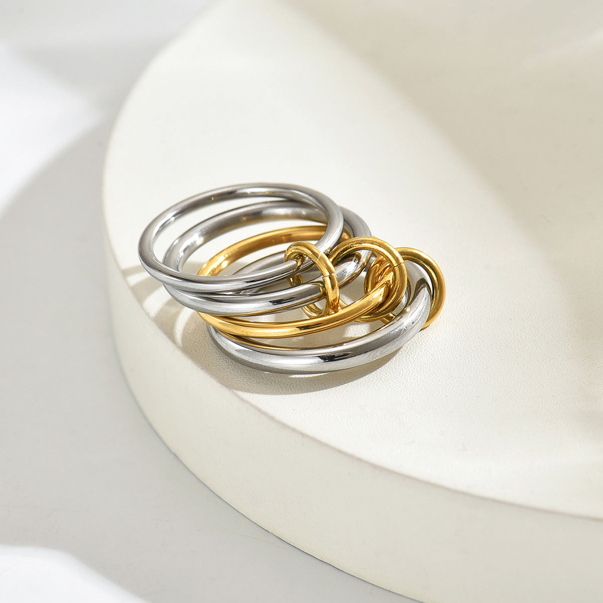 Conjunto de anillos geométricos apilables para mujer en cobre con acabado chapado para un estilo moderno de uso diario