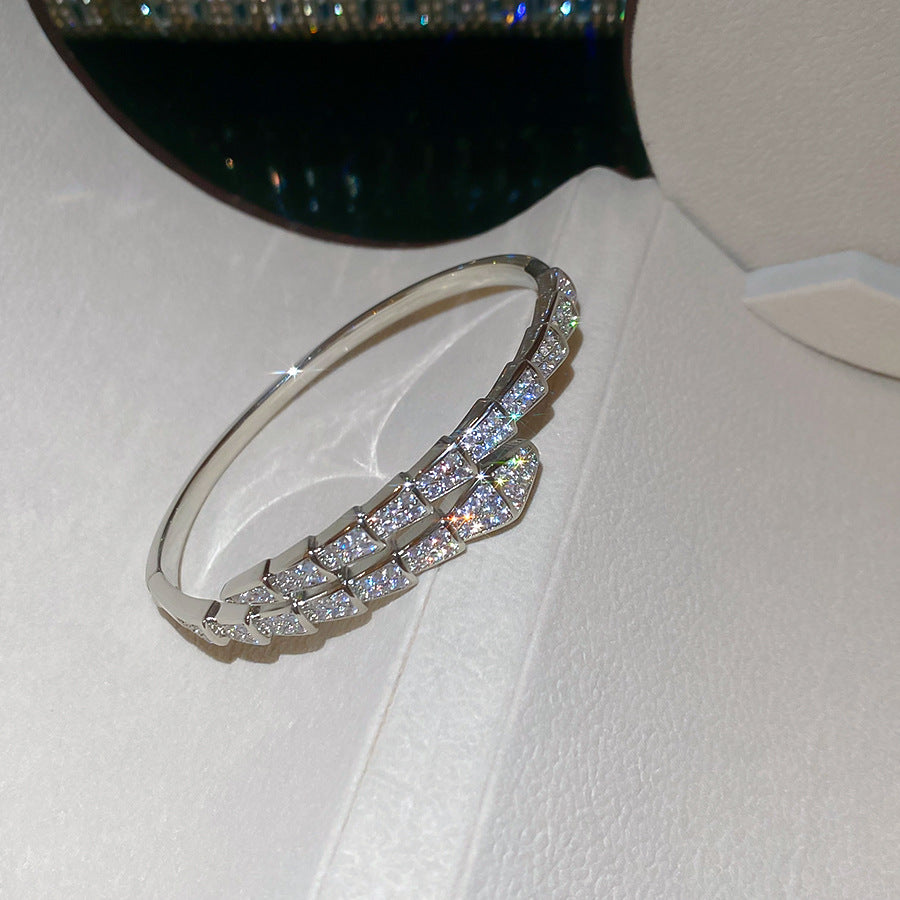 Bracciale da donna di lusso vintage placcato oro 18 carati con fibbia trapezoidale e intarsio in zirconi