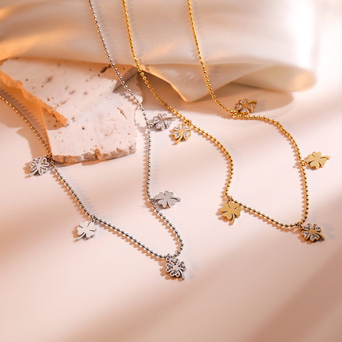 Collana con Pendente Geometrico Minimalista da Donna in Acciaio al Titanio con Placcatura in Oro e Intarsio di Zirconi