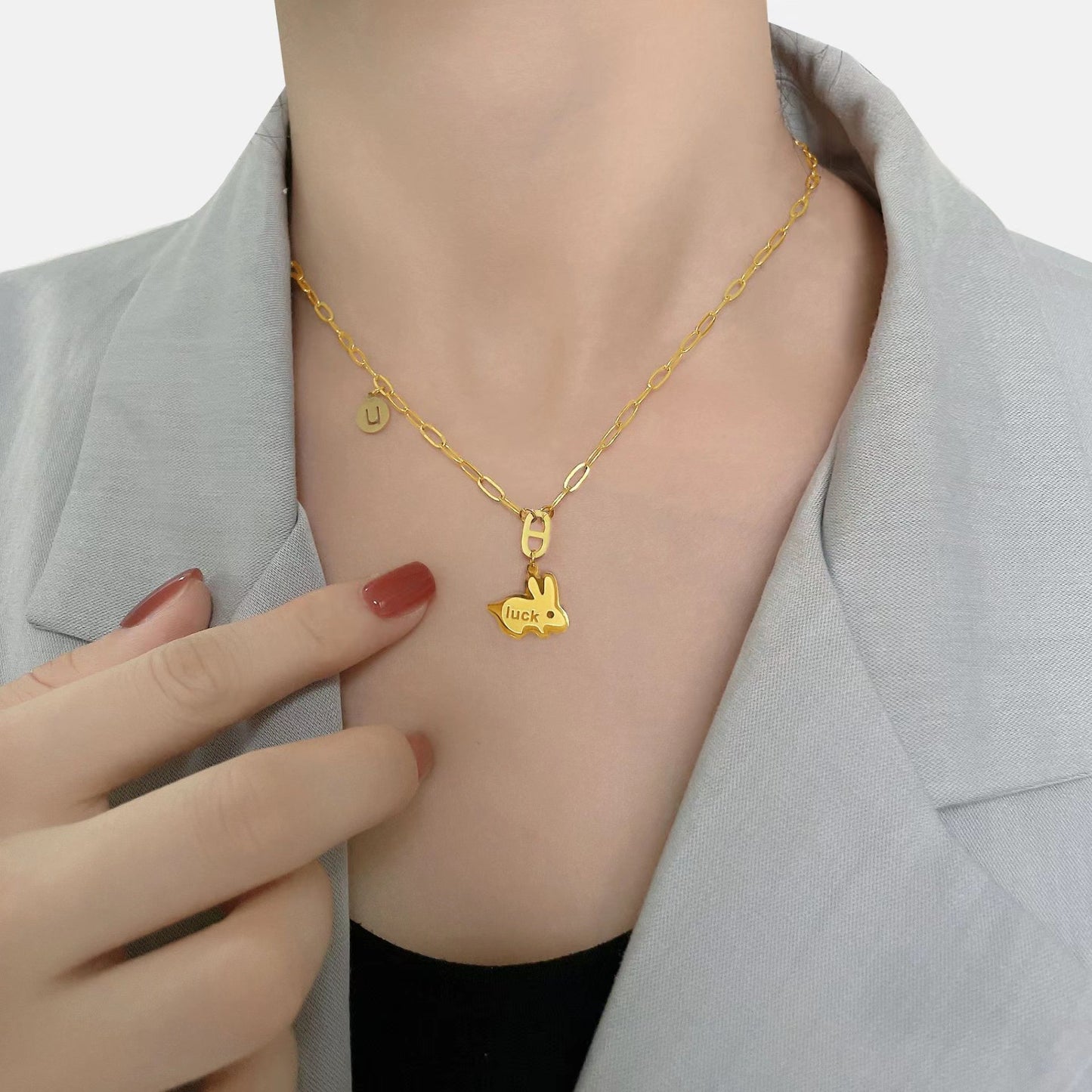 Collana con ciondolo a coniglio alla moda da donna in acciaio al titanio con finitura placcata, design minimalista portafortuna per l'anno