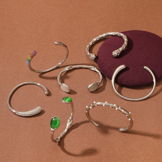 Elegante pulsera estilo OL de acero de titanio con perlas y baño de oro de 18K para mujer
