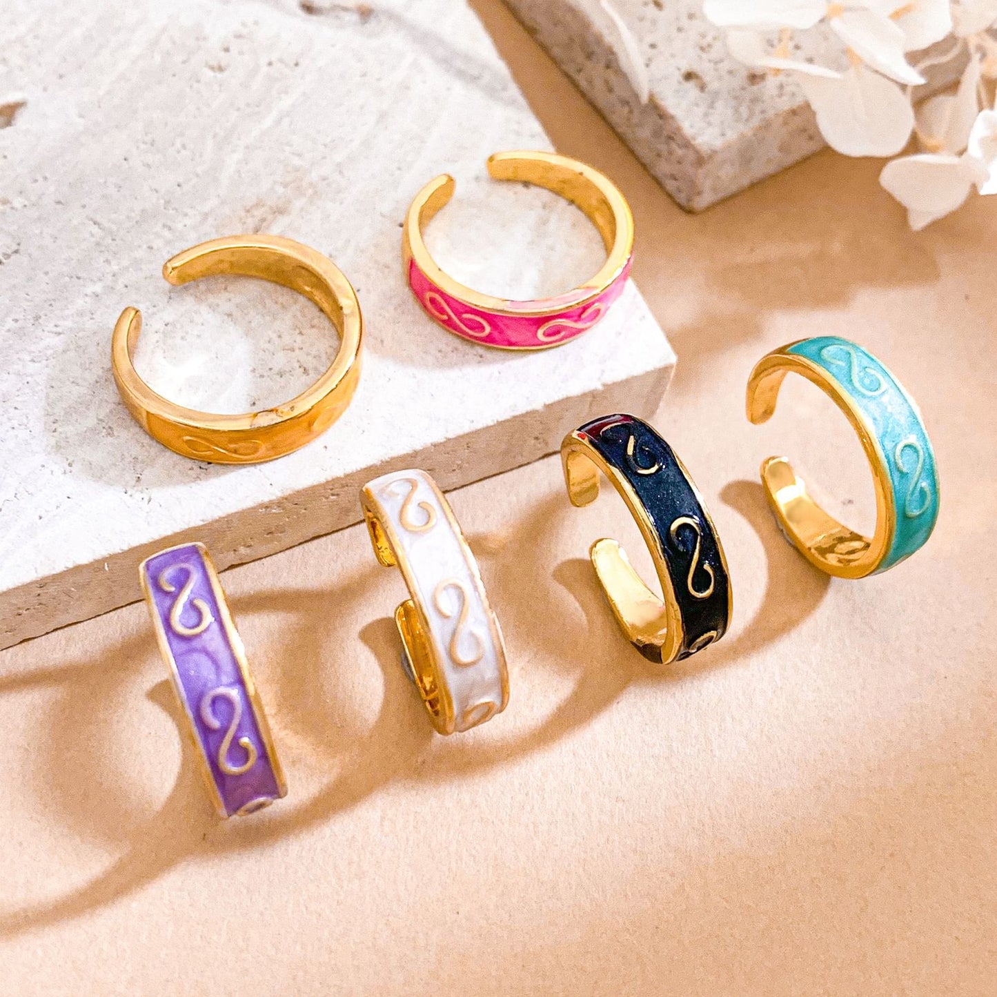 Anello aperto regolabile da donna placcato oro con motivo a cuore minimalista