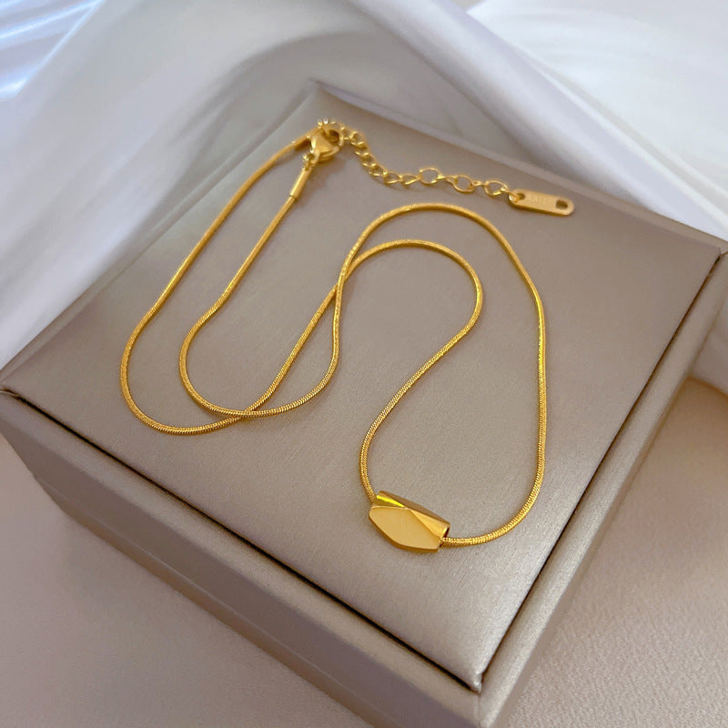 Collar con colgante de rombo geométrico minimalista para mujer de acero titanio con chapado en oro