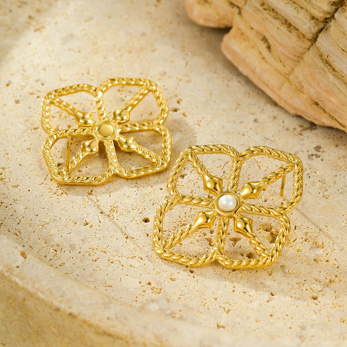 Orecchini a perno a fiore cavo in acciaio inossidabile minimalista con intarsio di perle e placcatura in oro da donna