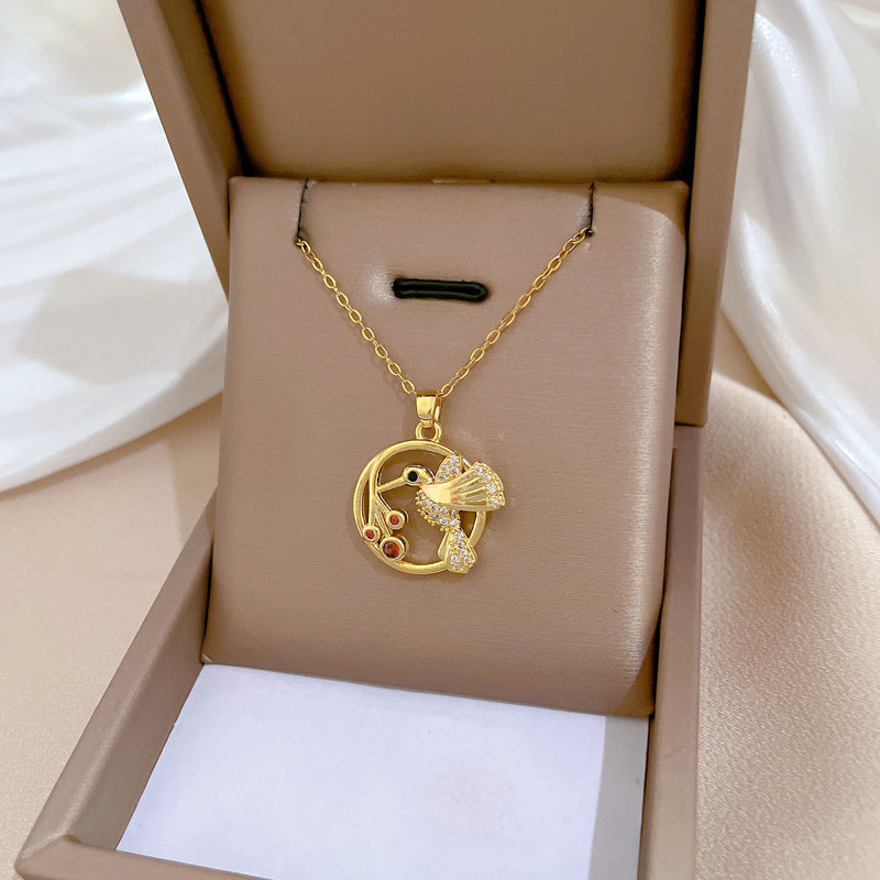 Collar con colgante minimalista de pájaro carpintero geométrico en acero de titanio con detalles de diamantes de imitación para mujeres y hombres