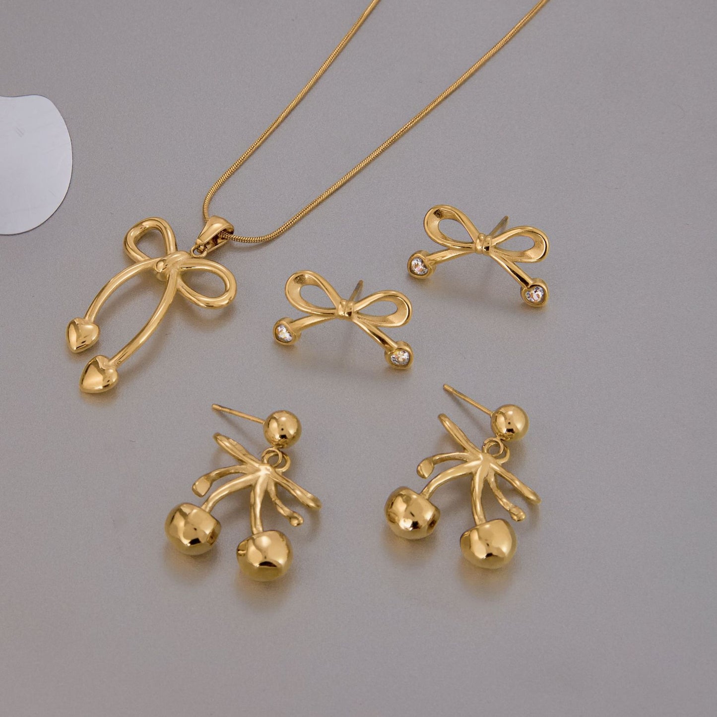 Set di collana e orecchini in acciaio inossidabile a forma di fiocco in stile principessa con pendente in acciaio al titanio e finitura galvanizzata da donna