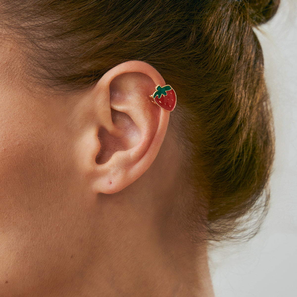 Cute Strawberry-Shaped Alloy Ear Cuffs with Plated Finish for Women, Minimalist Cartoon-Inspired Ear Bone Clips
