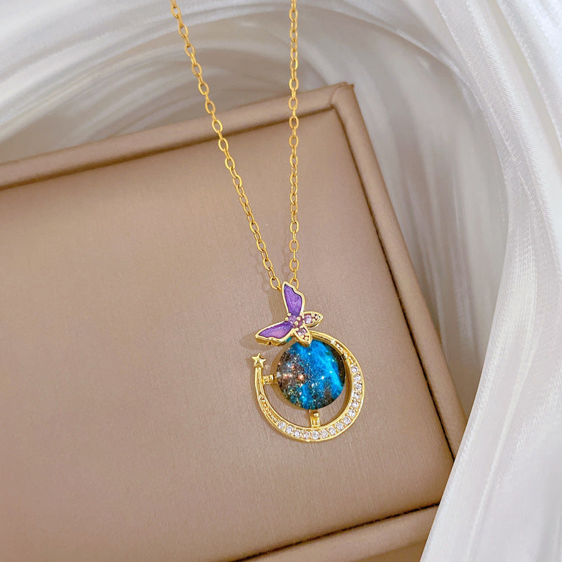 Collana in acciaio al titanio a forma di farfalla stile cartone animato con intarsio di strass per donne e uomini, catena leggera e delicata per la clavicola