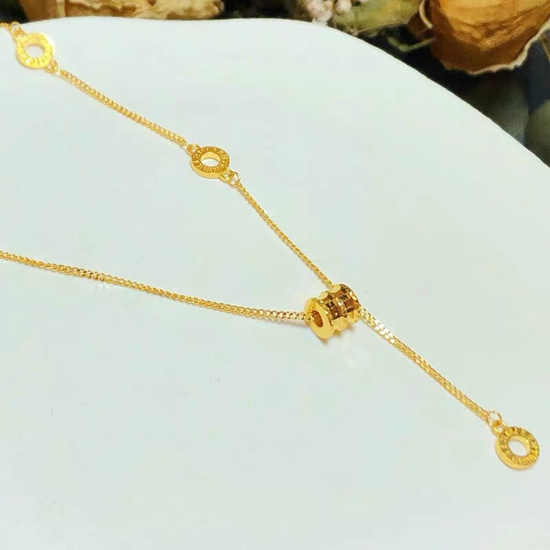 Collana con ciondolo a nappa in stile vintage con ciondolo a lettera in acciaio al titanio e finitura placcata per donna