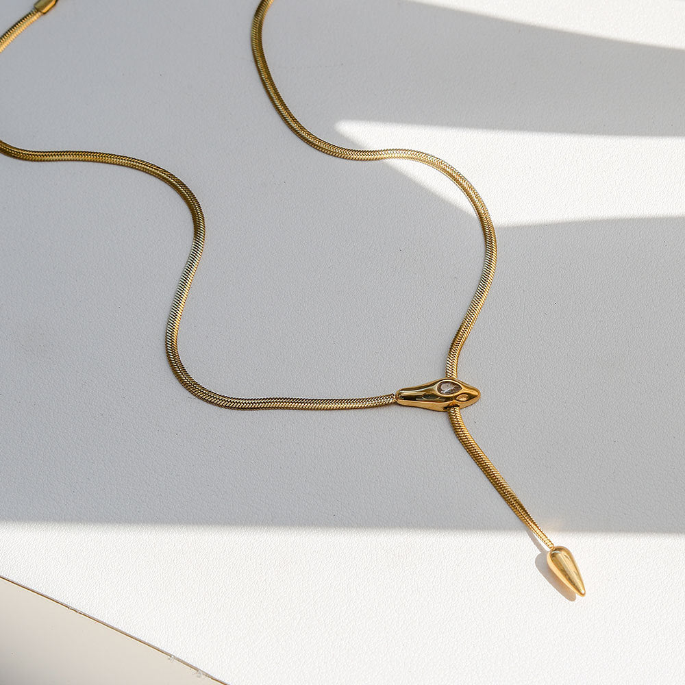 Elegante collana minimalista con ciondolo a testa di serpente in acciaio inossidabile con finitura placcata su catena a serpente da donna