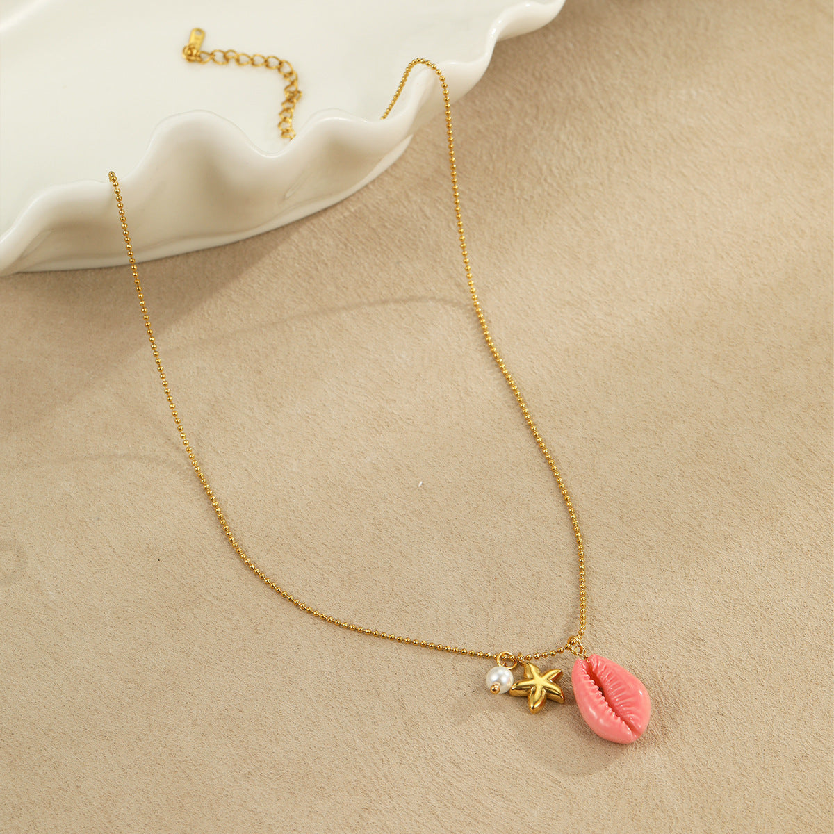 Collana con pendente a conchiglia da donna, ispirata all'oceano, alla moda, in acciaio inossidabile placcato oro 18 carati, design geometrico, lunghezza regolabile