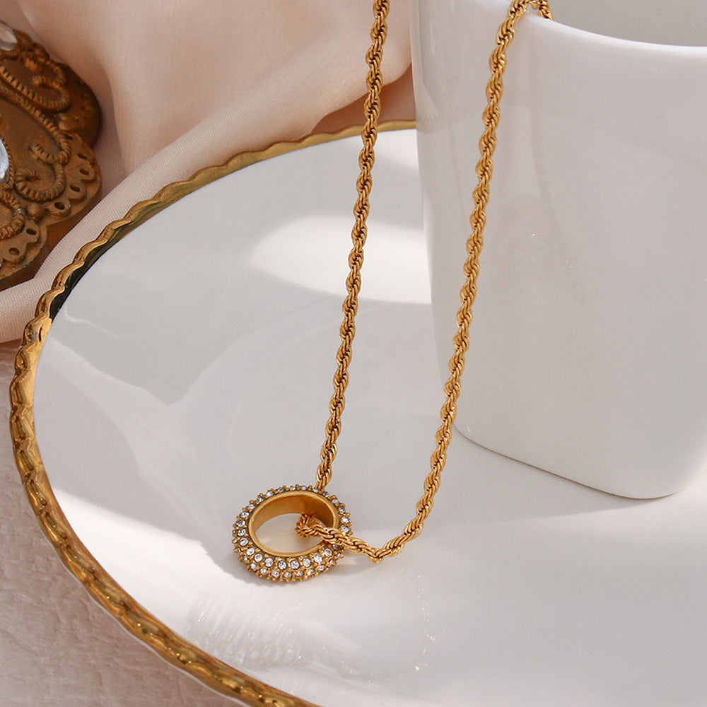 Fashionable Geometric Round Circle Pendant Necklace in Stainless Steel with Plated Finish and Twisted Chain for Women