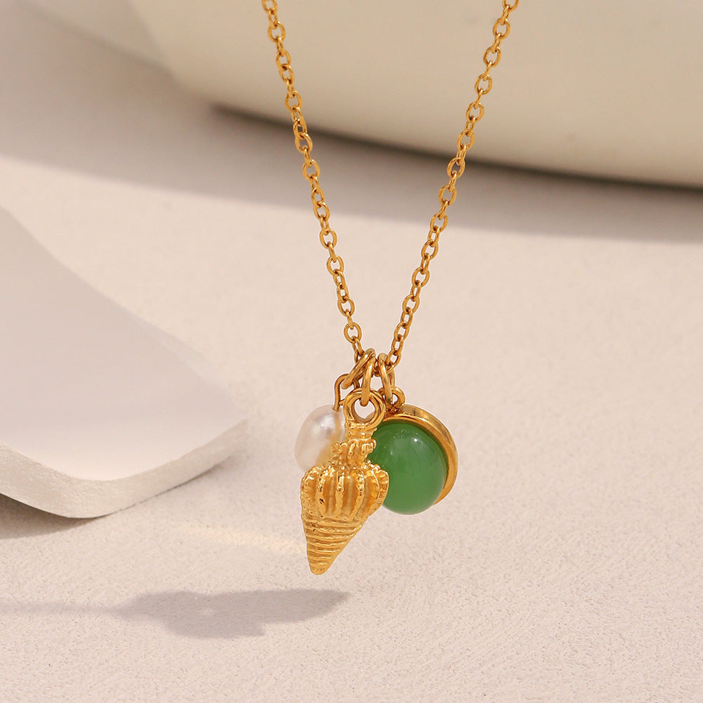 Collana con ciondolo a conchiglia minimalista in acciaio inossidabile placcato oro 18 carati da donna