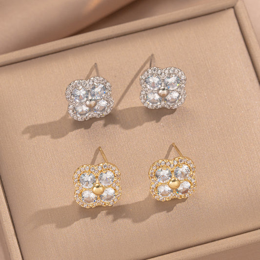 Orecchini a perno con fiore a quattro foglie in stile lussuoso in rame placcato oro con forma geometrica e zirconi brillanti