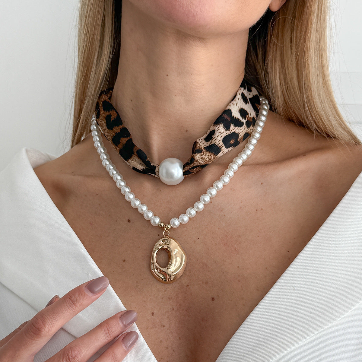 Collana da donna vintage con stampa leopardata in metallo liquido geometrica, perle finte e lega placcata in velluto