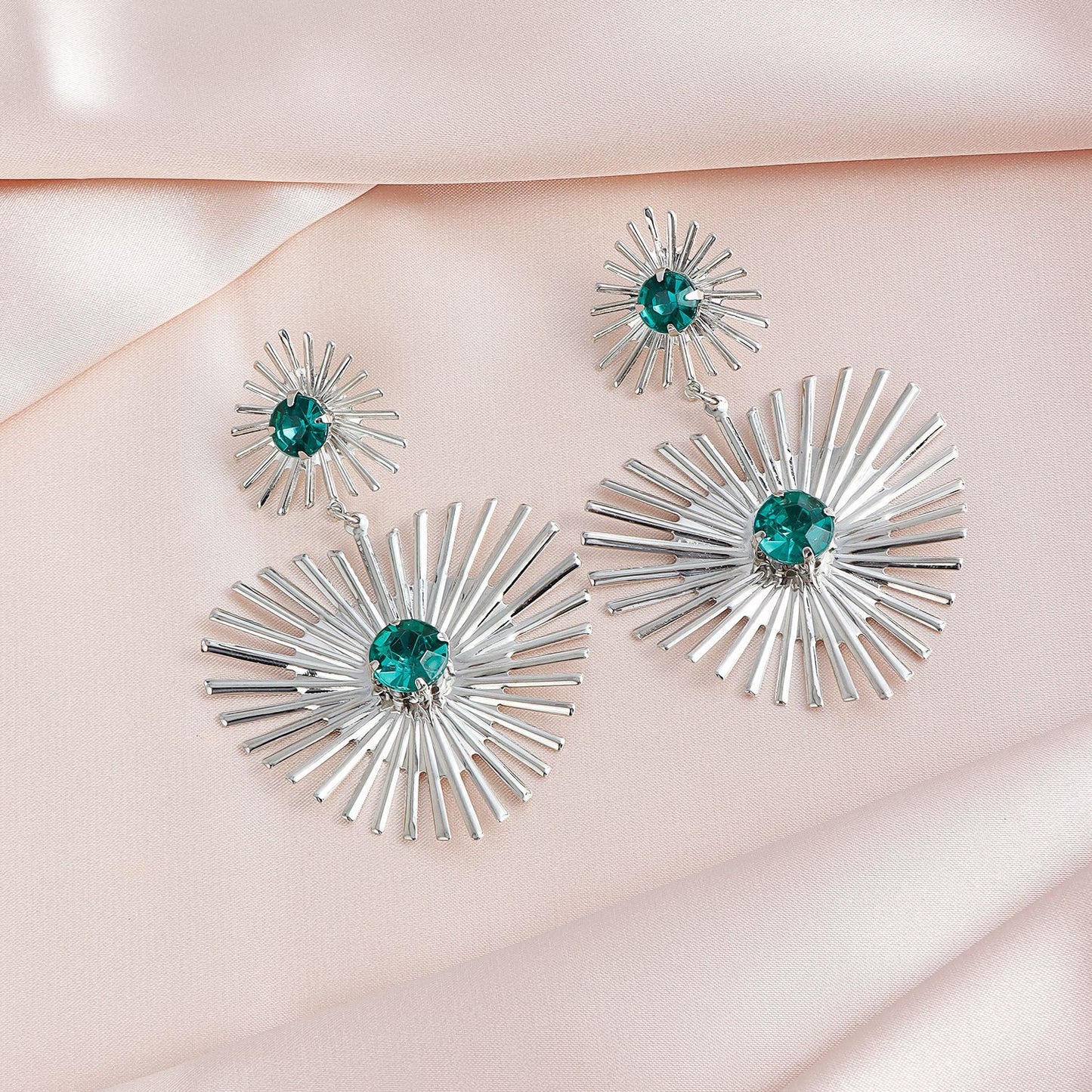 Pendientes de aleación para mujer con acabado chapado, diseño geométrico de corazón, inspirados en el estilo vintage, adornados con pedrería de color verde esmeralda