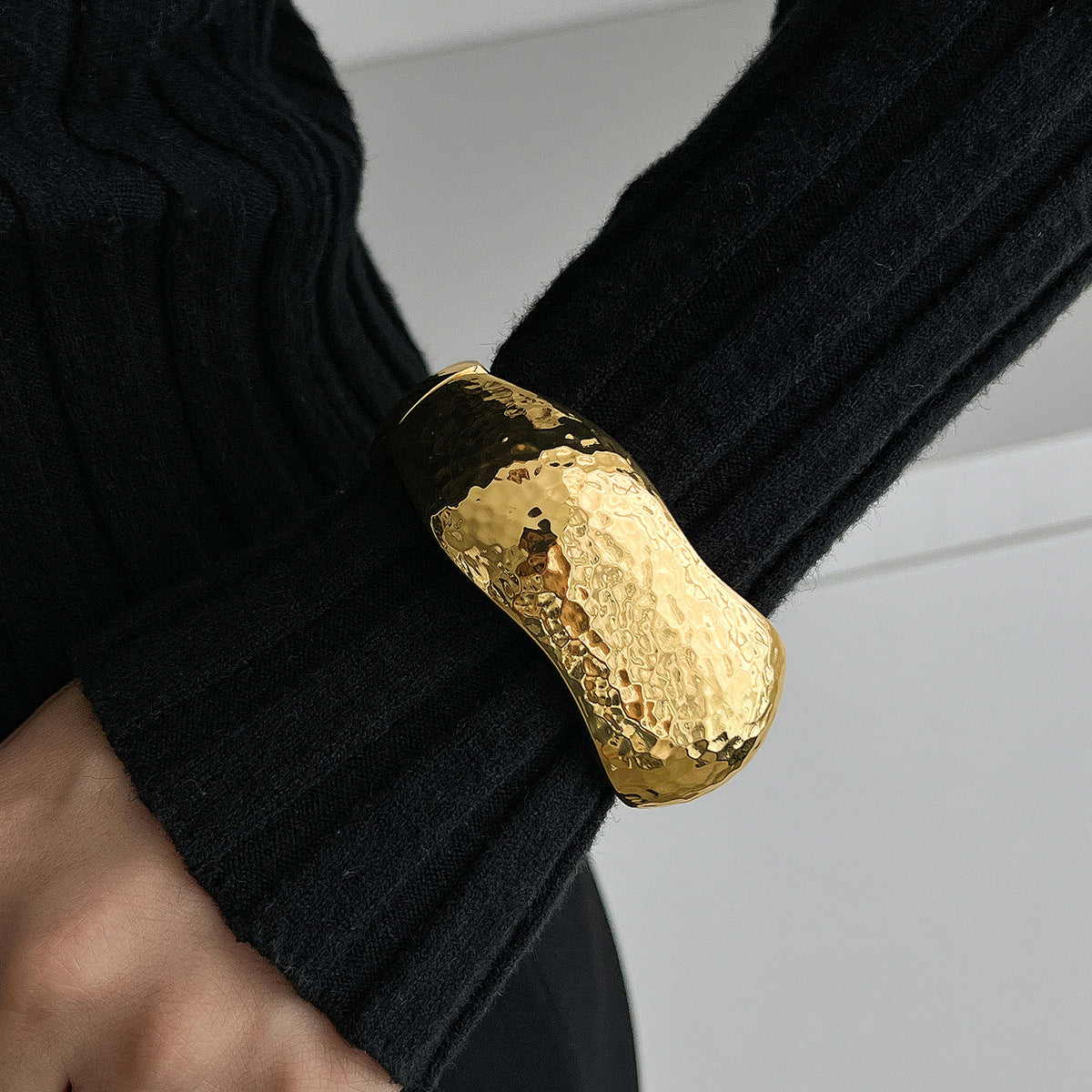 Pulsera de aleación geométrica audaz con acabado pulido y diseño trenzado para mujer